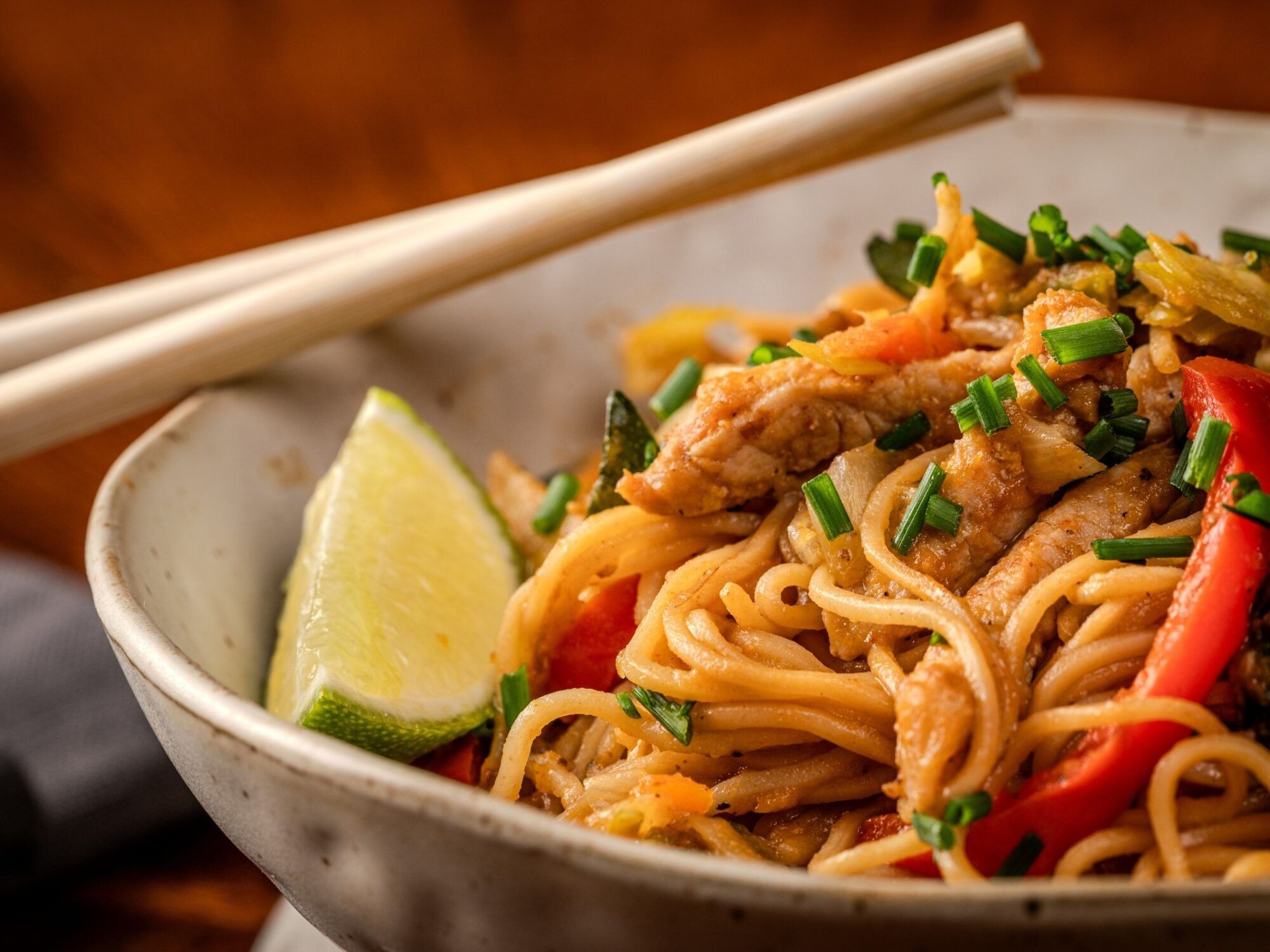 Fideos salteados de cerdo y verduras