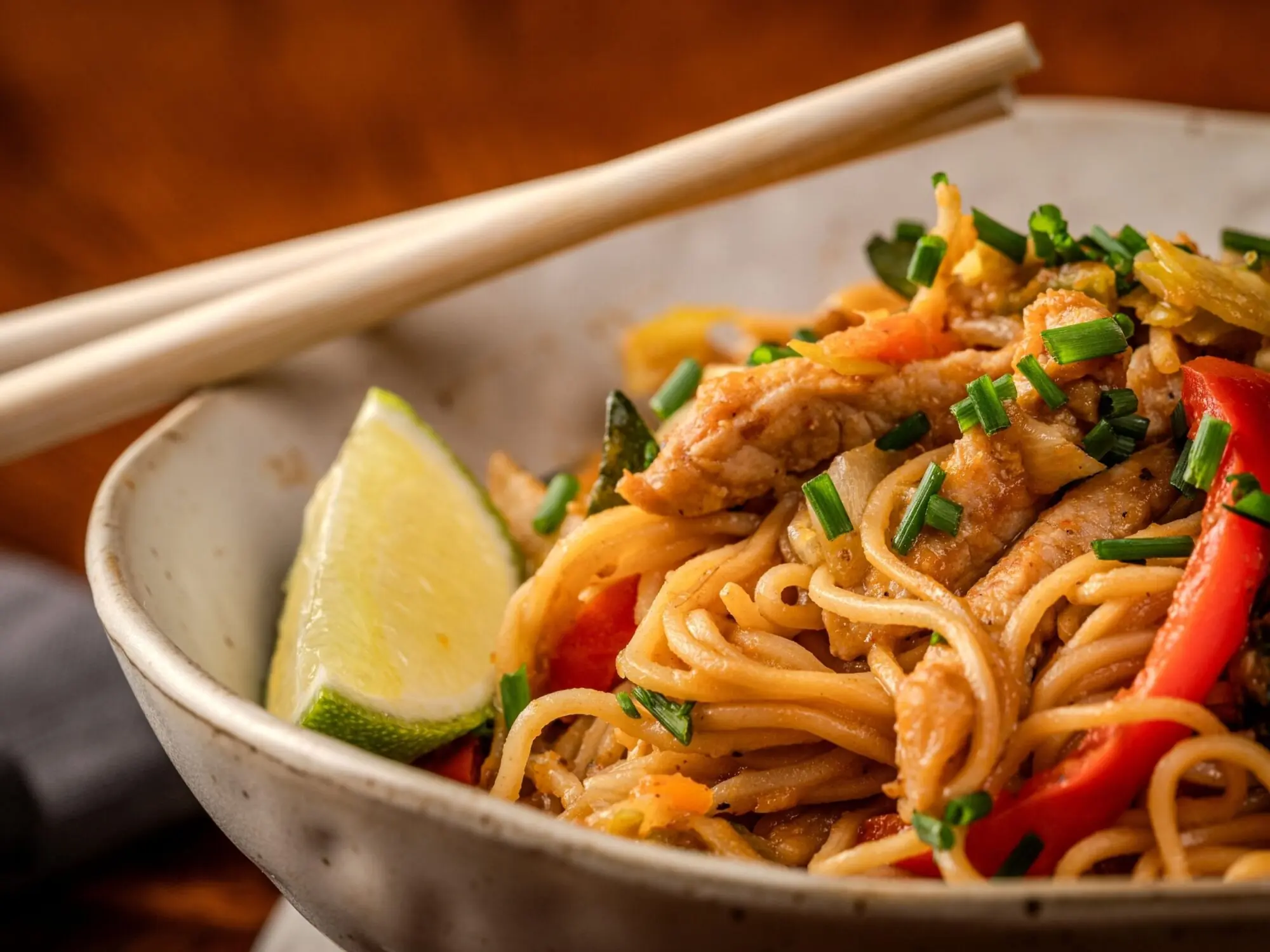 wok fideos con cerdo y verduras