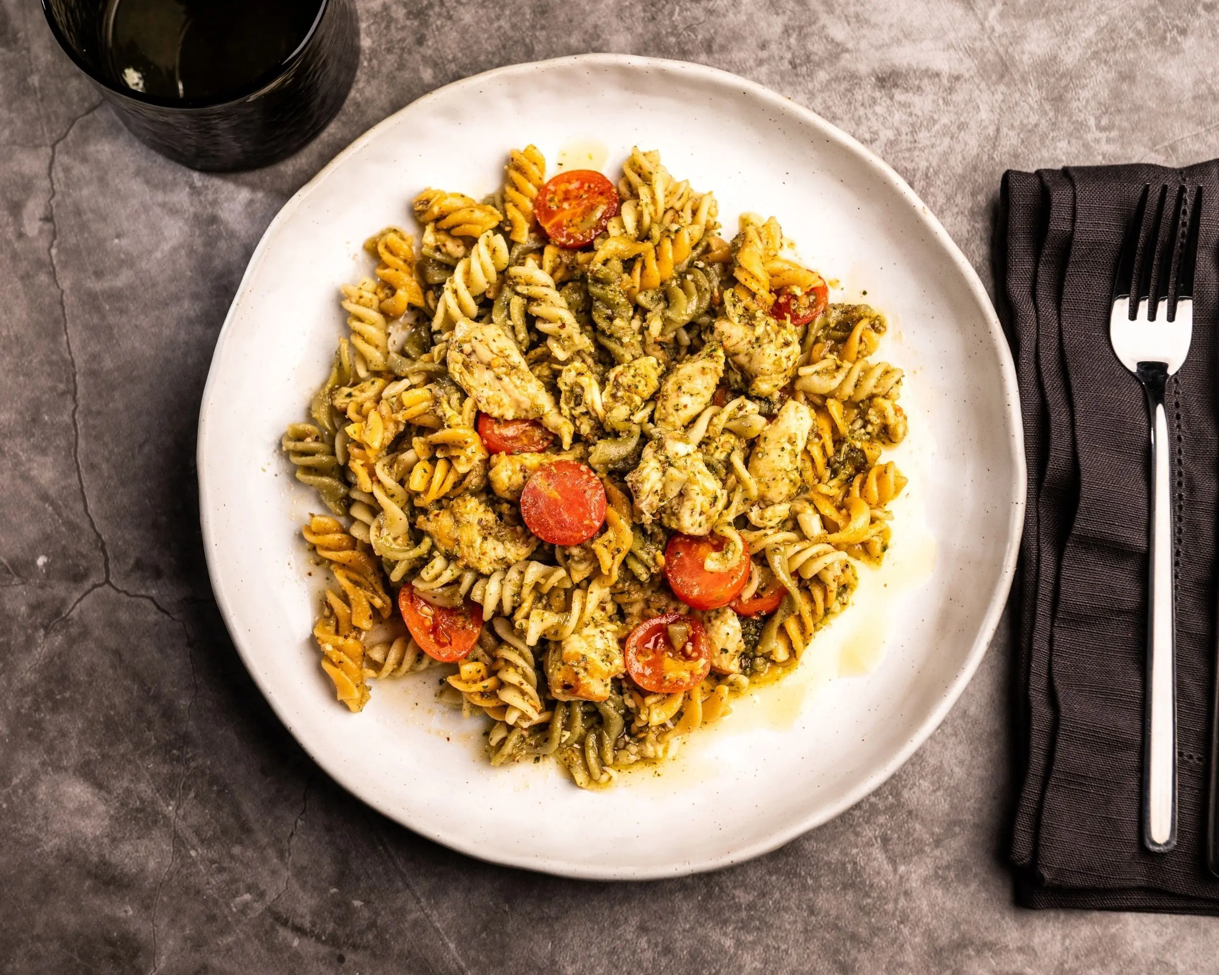 ensalada de pasta pollo y pesto