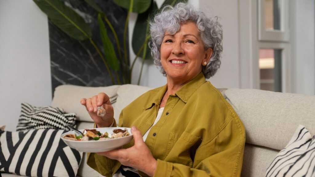 Alimentación en la tercera edad: Por qué la comida a domicilio es tu mayor tranquilidad