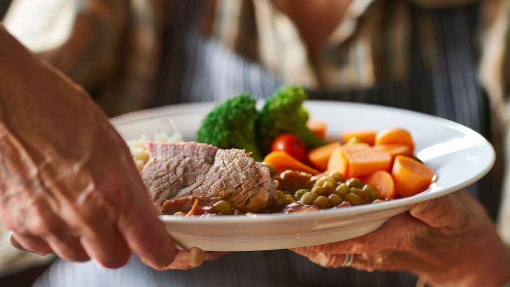 Alimentación en la tercera edad: Por qué la comida a domicilio es tu mayor tranquilidad
