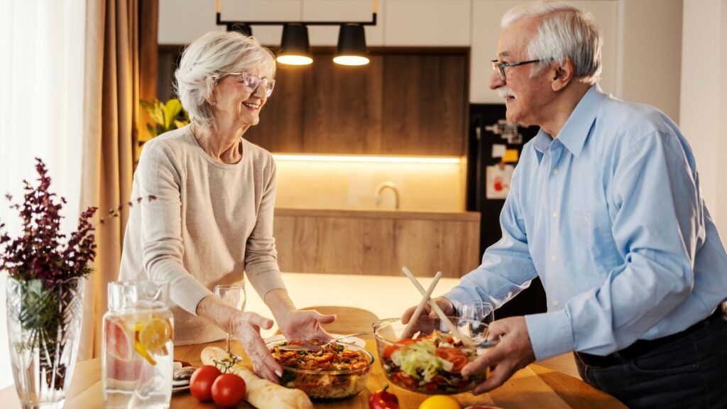Alimentación en la tercera edad: Por qué la comida a domicilio es tu mayor tranquilidad
